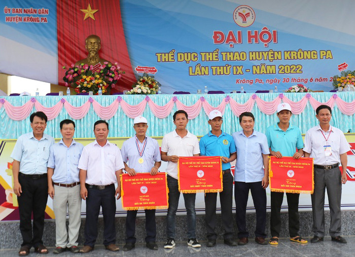Xã Uar (cờ ở giữa) nhận giải nhất toàn đoàn tại Đại hội Thể dục thể thao huyện Krông Pa lần thứ IX năm 2022. Ảnh: Văn Ngọc
