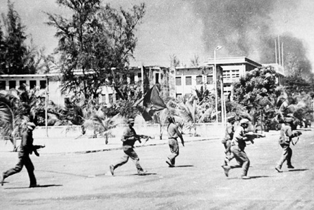 Trưa 7.1.1979, các lực lượng vũ trang cách mạng Campuchia cùng Quân tình nguyện Việt Nam tiến vào giải phóng thủ đô Phnom Penh. Ảnh: TTXVN Trưa 7.1.1979, các lực lượng vũ trang cách mạng Campuchia cùng Quân tình nguyện Việt Nam tiến vào giải phóng thủ đô Phnom Penh. Ảnh: TTXVN