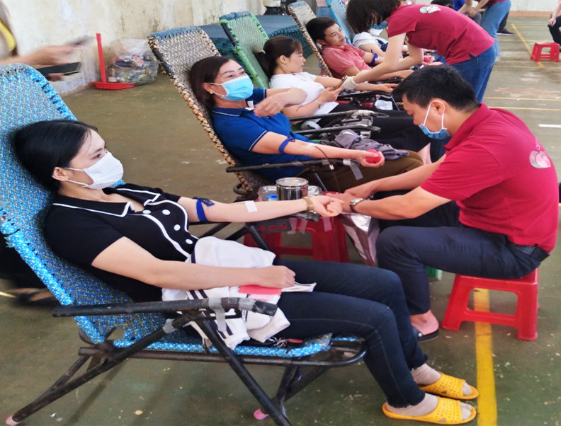 Đông đảo người dân huyện Ia Grai tham gia hiến máu tình nguyện. Ảnh: Hồng Ngọc Đông đảo người dân huyện Ia Grai tham gia hiến máu tình nguyện. Ảnh: Hồng Ngọc