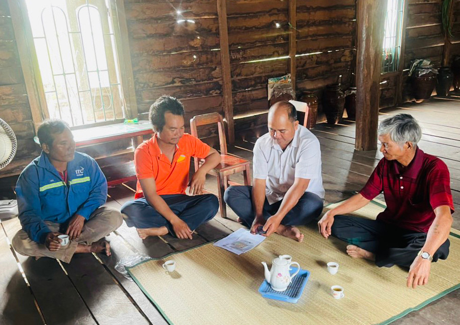 Ông Nay Kai (bìa phải, buôn Hiao, xã Chư Băh) trao đổi với người dân kinh nghiệm phát triển kinh tế và nuôi dạy con cái. Ảnh: Vũ Chi Ông Nay Kai (bìa phải, buôn Hiao, xã Chư Băh) trao đổi với người dân kinh nghiệm phát triển kinh tế và nuôi dạy con cái. Ảnh: Vũ Chi