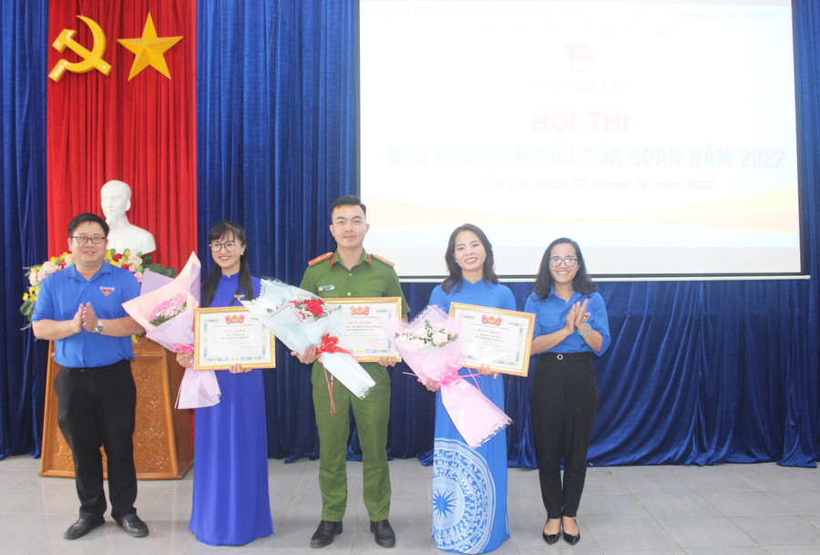 Cô Nguyễn Thị Thảo (thứ 2 từ phải sang) đạt giải ba hội thi báo cáo viên giỏi do Tỉnh Đoàn tổ chức. Ảnh: Minh Nhật