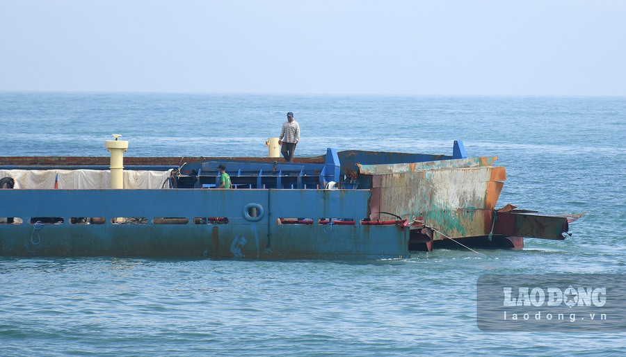 Thân tàu đứt rời, ngập trong nước biển. Ảnh: Ngọc Viên