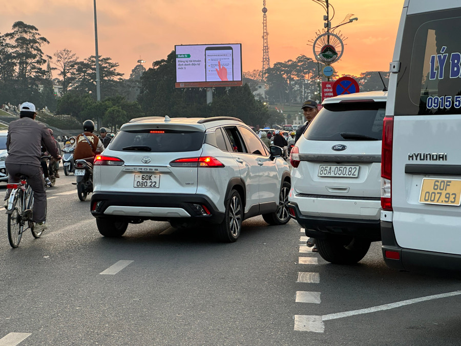 Nhiều xe ô tô đậu tại bãi đậu xe trước quảng trường Lâm Viên đậu đỗ sát lòng đường, gây khuất tầm nhìn, mất an toàn giao thông. Nhiều xe ô tô đậu tại bãi đậu xe trước quảng trường Lâm Viên đậu đỗ sát lòng đường, gây khuất tầm nhìn, mất an toàn giao thông.