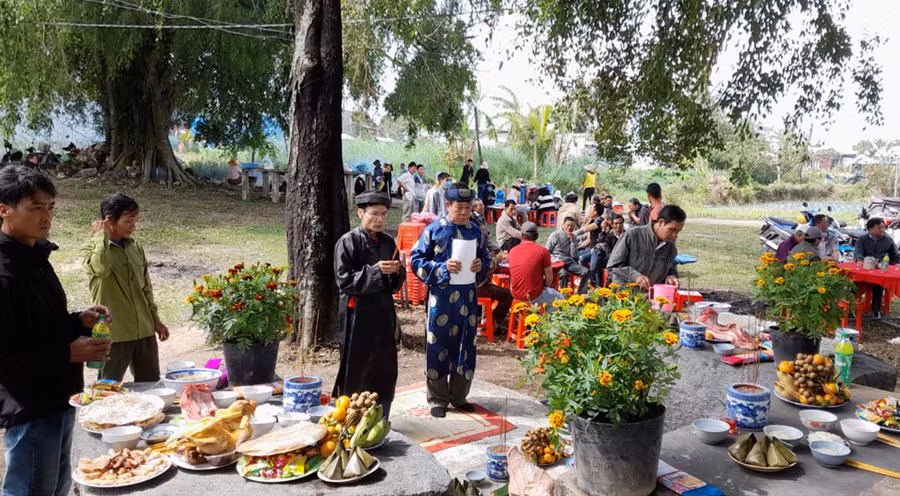 Quang cảnh lễ cúng Khai sơn của người dân làng Chí Công. Ảnh: Nguyễn Anh Minh