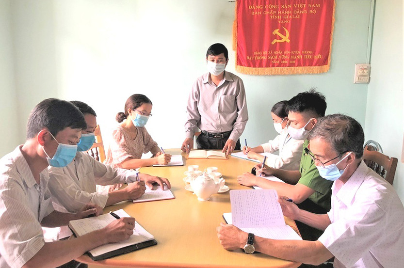 Đảng ủy xã Nghĩa Hòa (huyện Chư Păh) họp bàn về công tác giúp hộ nghèo phát triển kinh tế. Ảnh: Đinh Yến Đảng ủy xã Nghĩa Hòa (huyện Chư Păh) họp bàn về công tác giúp hộ nghèo phát triển kinh tế. Ảnh: Đinh Yến