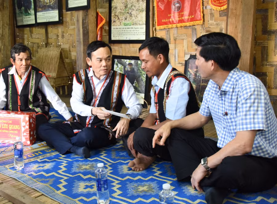 Phó Thủ tướng Chính phủ Trần Lưu Quang (thứ 2 từ trái sang) động viên dân làng Đê Kjêng (xã Ayun, huyện Mang Yang) phát huy tinh thần đoàn kết, giúp nhau phát triển kinh tế. Ảnh: Đức Thụy