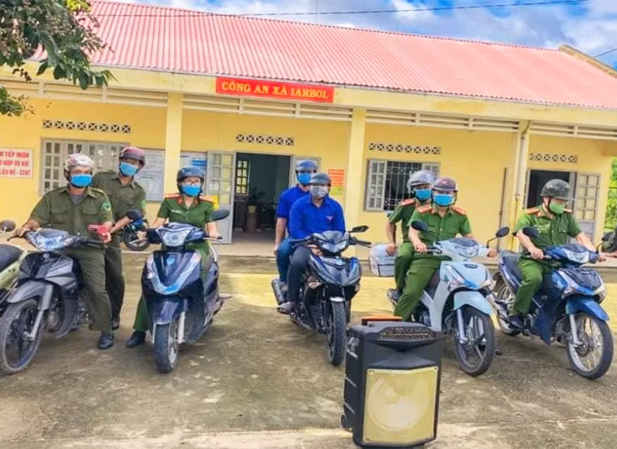 Thị Đoàn Ayun Pa thường xuyên phối hợp với lực lượng Công an tổ chức tuyên truyền pháp luật lưu động cho người dân. Ảnh: R’Ô HOK