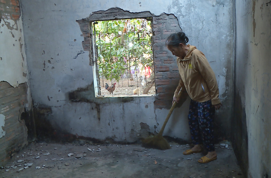 Bà Nguyễn Thị Như (tổ 6, thị trấn Ia Kha, huyện Ia Grai) quét dọn căn phòng sau hỏa hoạn. Ảnh: Phương Lộc Bà Nguyễn Thị Như (tổ 6, thị trấn Ia Kha, huyện Ia Grai) quét dọn căn phòng sau hỏa hoạn. Ảnh: Phương Lộc
