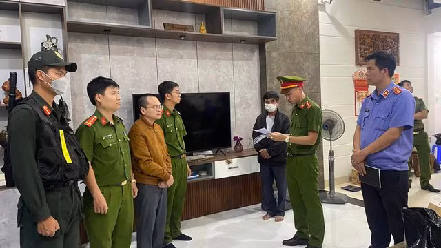 Tống đạt quyết định khởi tố bắt tạm giam Huy. Ảnh: Nguyễn Tú