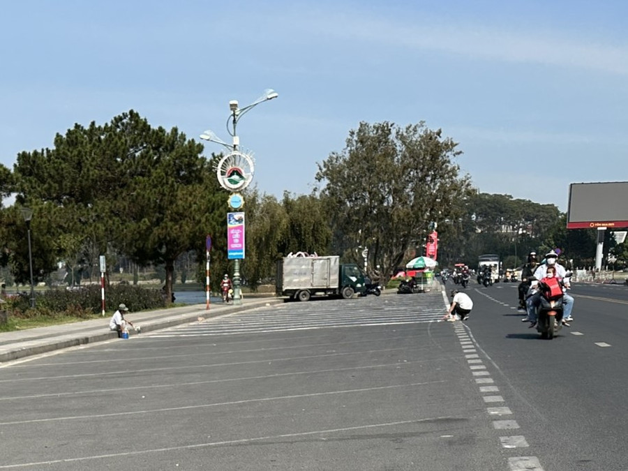 Các bãi đậu xe quanh khu vực quảng trường Lâm Viên được vẽ lại sơn, giăng dây khiến việc di chuyển của các phương tiện gặp nhiều khó khăn. Các bãi đậu xe quanh khu vực quảng trường Lâm Viên được vẽ lại sơn, giăng dây khiến việc di chuyển của các phương tiện gặp nhiều khó khăn.