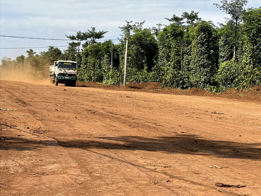 Một góc tuyến đường tránh đông TP Buôn Ma Thuột đang thi công. Ảnh: Bảo Trung Một góc tuyến đường tránh đông TP Buôn Ma Thuột đang thi công. Ảnh: Bảo Trung