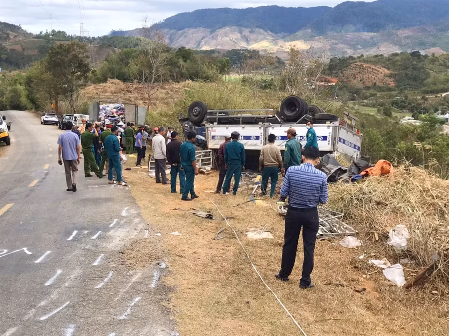 Xe tải chở hàng từ thiện lật tại đèo Văn Rơi tối 14.2 khiến 3 người thương vong. Ảnh: Phương Kiếm