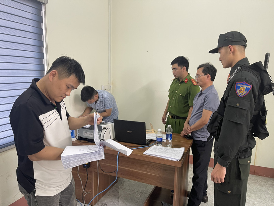 Cơ quan chức năng khám xét nơi làm việc của các lãnh đạo, nhân viên Trung tâm Đăng kiểm xe cơ giới 47-06D. Ảnh: Công an cung cấp Cơ quan chức năng khám xét nơi làm việc của các lãnh đạo, nhân viên Trung tâm Đăng kiểm xe cơ giới 47-06D. Ảnh: Công an cung cấp