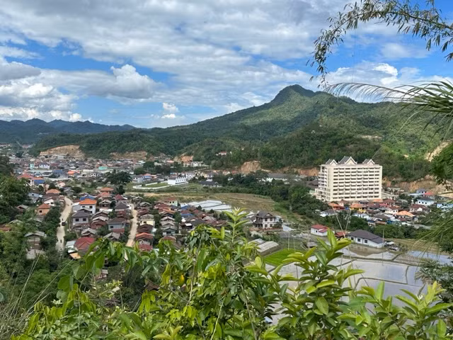 Sầm Nưa nhìn từ trên cao.