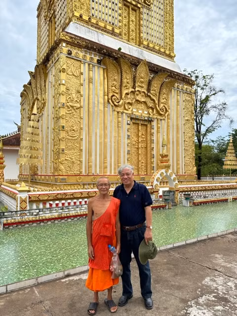 Với nhà sư trụ trì chùa Phabath "Dấu chân Phật".