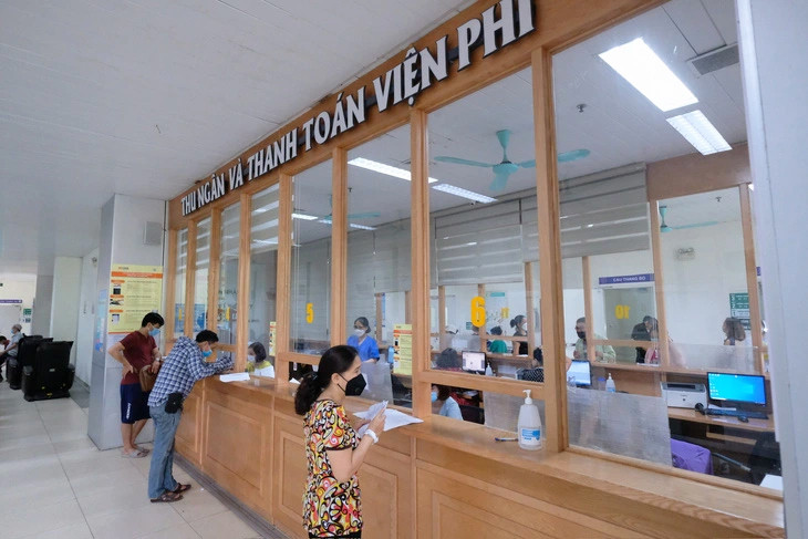 Người dân làm thủ tục thanh toán viện phí tại Bệnh viện Thanh Nhàn, Hà Nội. Ảnh: NAM TRẦN/Nguồn TTO Người dân làm thủ tục thanh toán viện phí tại Bệnh viện Thanh Nhàn, Hà Nội. Ảnh: NAM TRẦN/Nguồn TTO