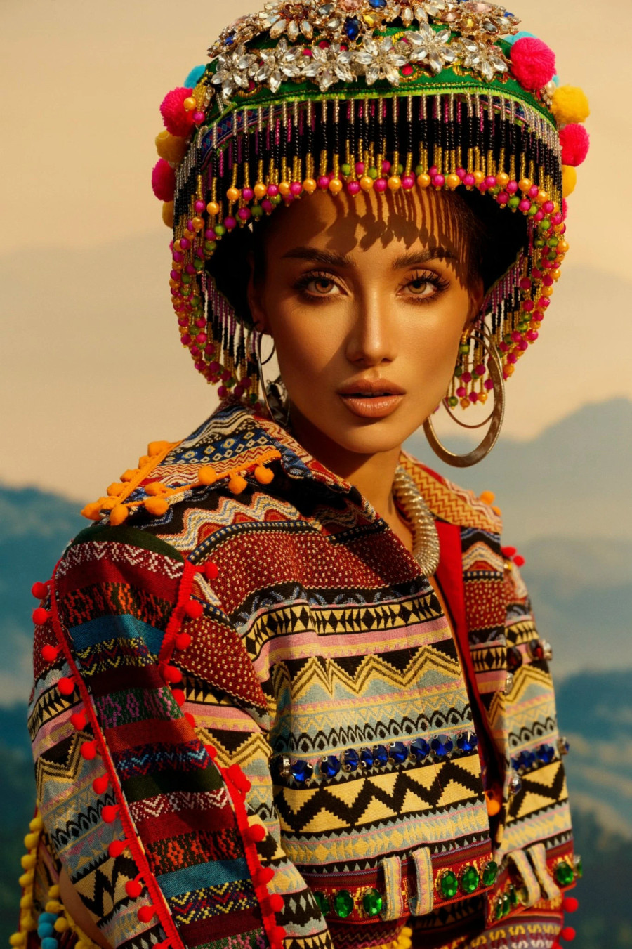 Bộ trang phục do nhà thiết kế Tăng Thành Công thực hiện, làm từ vải thổ cẩm của người đồng bào Tây Bắc. Thiết kế lần này có màu sắc sặc sỡ nhưng không quá cồng kềnh với mục đích để Lydie Vũ dễ dàng trình diễn trên sân khấu cũng như thuận tiện trong khâu vận chuyển.