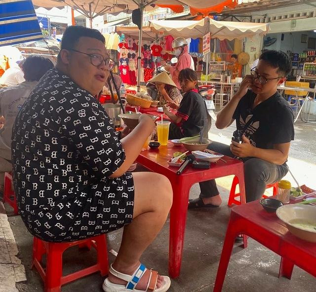 Trần Mạnh Đức - chủ kênh A.B.M - đi ăn để làm video Trần Mạnh Đức - chủ kênh A.B.M - đi ăn để làm video