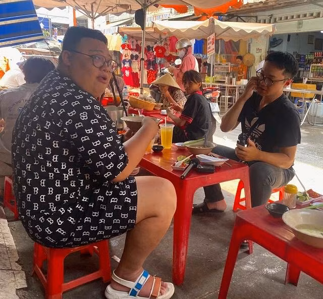 Trần Mạnh Đức - chủ kênh A.B.M - đi ăn để làm video Trần Mạnh Đức - chủ kênh A.B.M - đi ăn để làm video