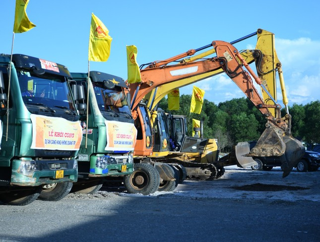 Các phương tiện tham gia xây dựng Cảng hàng không Quảng Trị. Ảnh: Nhật Minh Các phương tiện tham gia xây dựng Cảng hàng không Quảng Trị. Ảnh: Nhật Minh