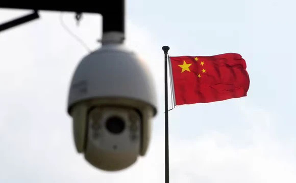 Trung Quốc ban hành quy định mới cho phép kiểm tra điện thoại thông minh để tăng cường nỗ lực chống gián điệp. Ảnh: REUTERS Trung Quốc ban hành quy định mới cho phép kiểm tra điện thoại thông minh để tăng cường nỗ lực chống gián điệp. Ảnh: REUTERS