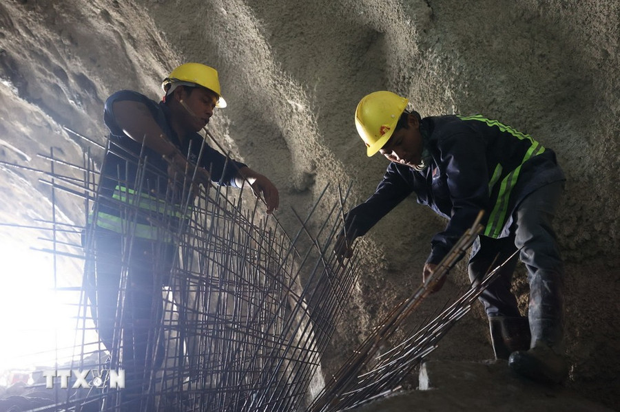 Công nhân thi công hầm Phượng Hoàng thuộc gói thầu XL01 Cao tốc Khánh Hòa-Buôn Ma Thuột. (Ảnh: Tuấn Anh/TTXVN) Công nhân thi công hầm Phượng Hoàng thuộc gói thầu XL01 Cao tốc Khánh Hòa-Buôn Ma Thuột. (Ảnh: Tuấn Anh/TTXVN)