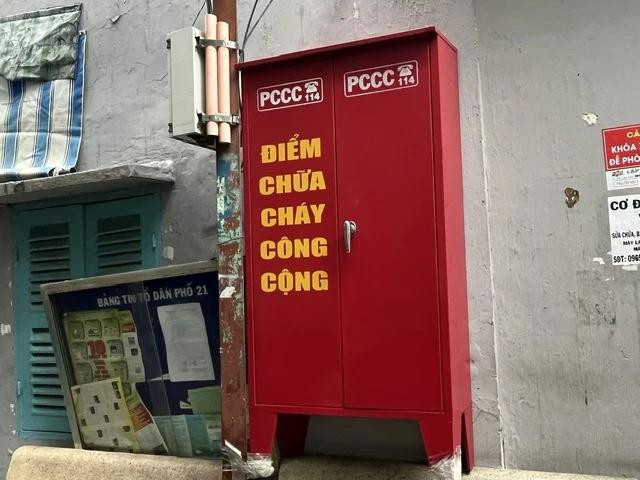 Những hộp chữa cháy công cộng được khu phố trang bị tại các con hẻm Những hộp chữa cháy công cộng được khu phố trang bị tại các con hẻm