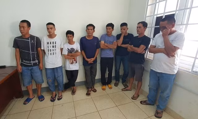 Qua điều tra ban đầu, cơ quan chức năng xác định Trần Quang Hiếu (34 tuổi, trú P.Tân Tiến, TP.Buôn Ma Thuột) là nghi phạm cầm đầu đường dây cá độ bóng đá này. Qua điều tra ban đầu, cơ quan chức năng xác định Trần Quang Hiếu (34 tuổi, trú P.Tân Tiến, TP.Buôn Ma Thuột) là nghi phạm cầm đầu đường dây cá độ bóng đá này.