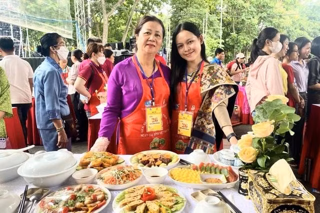 Bà Hằng cùng Duangmany trong một cuộc thi nấu ăn