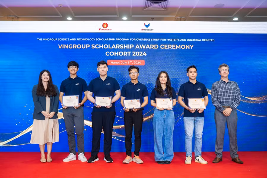 Các ứng viên xuất sắc được nhận học bổng. (Ảnh: PV/Vietnam+)