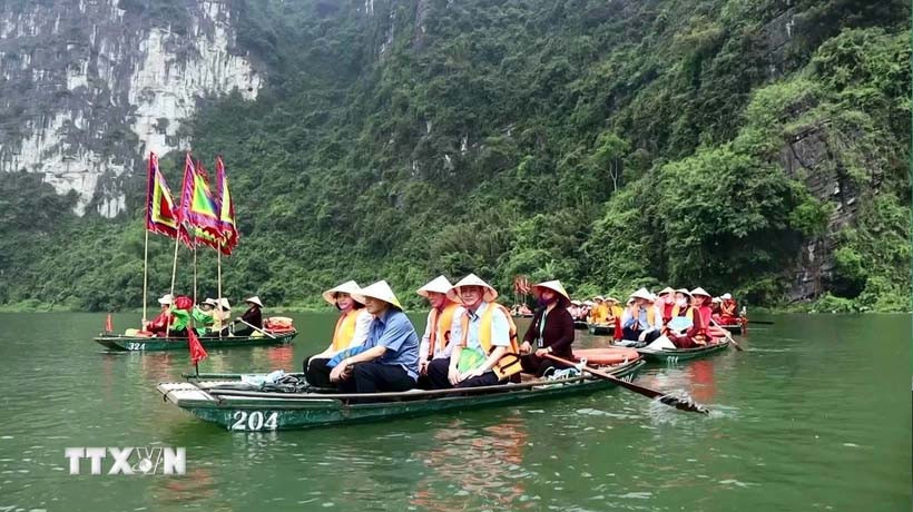Du khách tham quan Khu Du lịch sinh thái Tràng An, tỉnh Ninh Bình. Ảnh Thùy Dung. Nguồn TTXVN