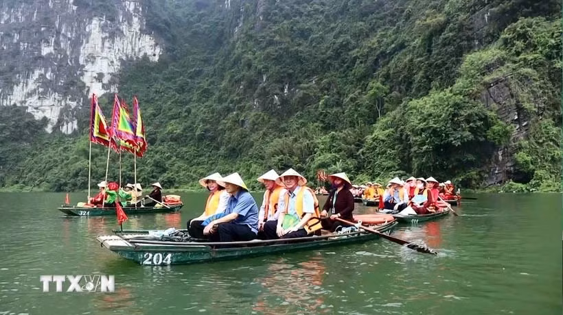 Du khách tham quan Khu Du lịch sinh thái Tràng An, tỉnh Ninh Bình. Ảnh Thùy Dung. Nguồn TTXVN