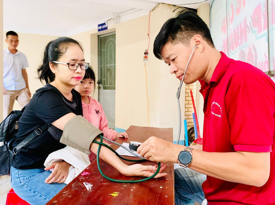 Nhân viên y tế khám sàng lọc sức khỏe cho người dân trước khi hiến máu tình nguyện. Ảnh: Như Ý Nhân viên y tế khám sàng lọc sức khỏe cho người dân trước khi hiến máu tình nguyện. Ảnh: Như Ý