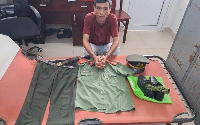 Vũ Văn Khởi và trang phục giả danh thượng uý, công tác tại Công an TP Hồ Chí Minh Vũ Văn Khởi và trang phục giả danh thượng uý, công tác tại Công an TP Hồ Chí Minh