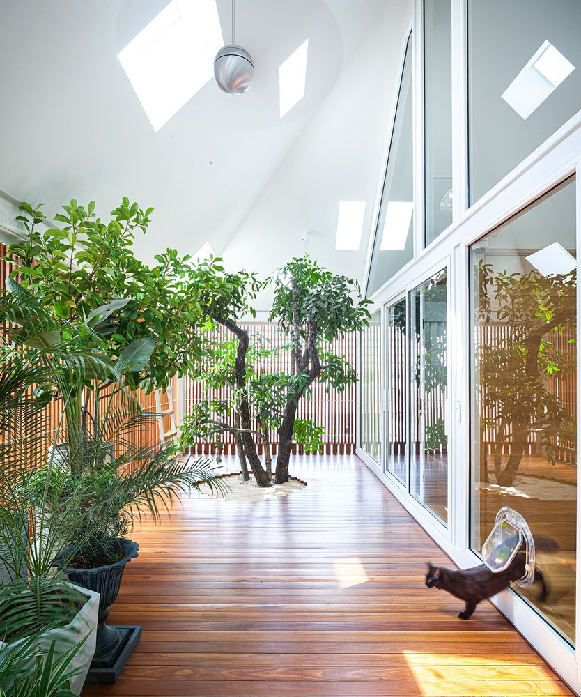 Giếng trời được bố trí ở giữa hành lang, giúp bổ sung ánh sáng tự nhiên cho cả ngôi nhà và duy trì sự kết nối với môi trường xung quanh. Giếng trời được bố trí ở giữa hành lang, giúp bổ sung ánh sáng tự nhiên cho cả ngôi nhà và duy trì sự kết nối với môi trường xung quanh.