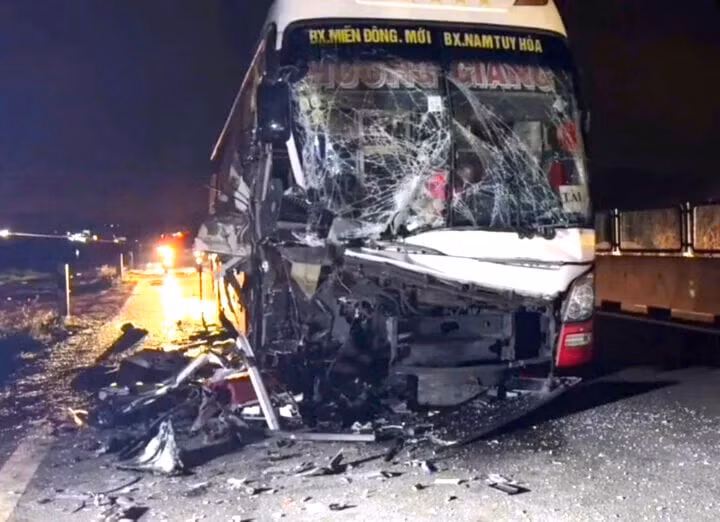 Xe khách hư hỏng nặng sau vụ tai nạn. (Ảnh: DT)