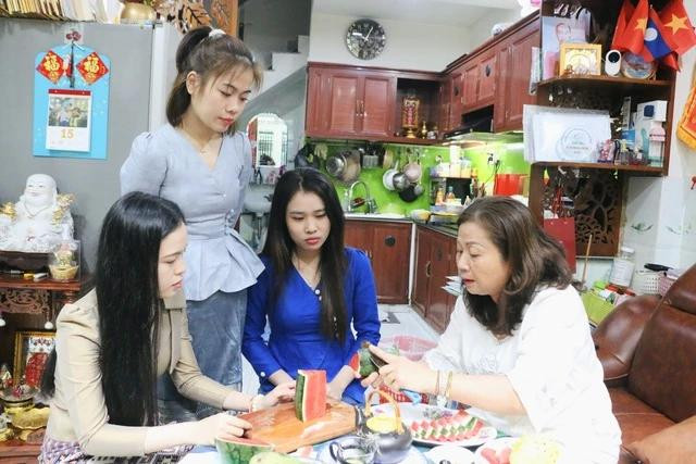 Bà Hằng chỉ các con cách bổ dưa hấu Bà Hằng chỉ các con cách bổ dưa hấu