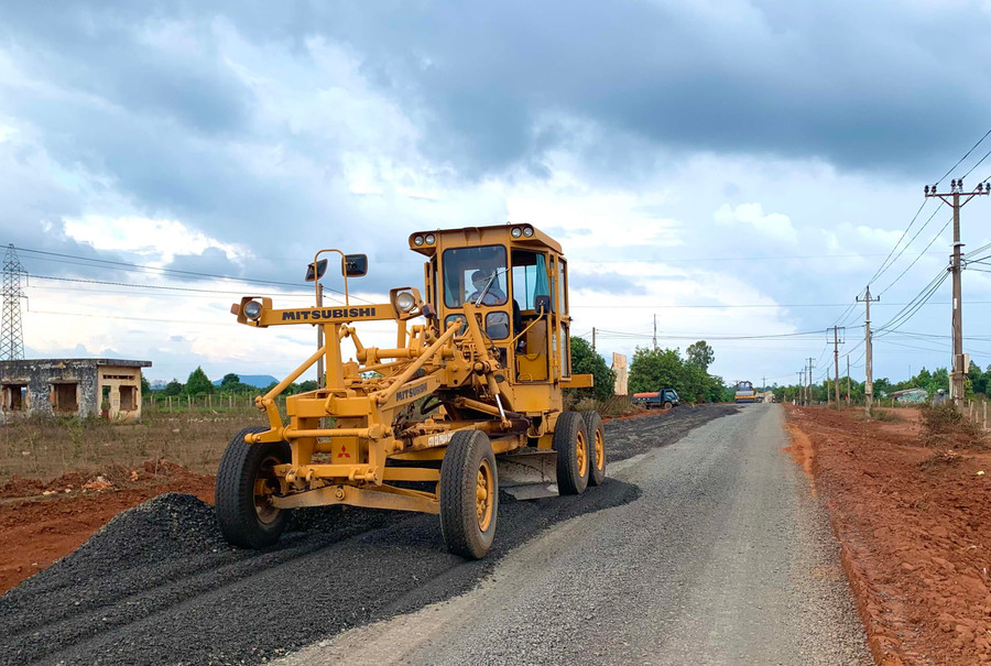 Từ nguồn vốn đầu tư công trung hạn, huyện Chư Prông đầu tư nhiều dự án nhằm hoàn thiện hạ tầng giao thông nông thôn. Ảnh: Hà Duy Từ nguồn vốn đầu tư công trung hạn, huyện Chư Prông đầu tư nhiều dự án nhằm hoàn thiện hạ tầng giao thông nông thôn. Ảnh: Hà Duy