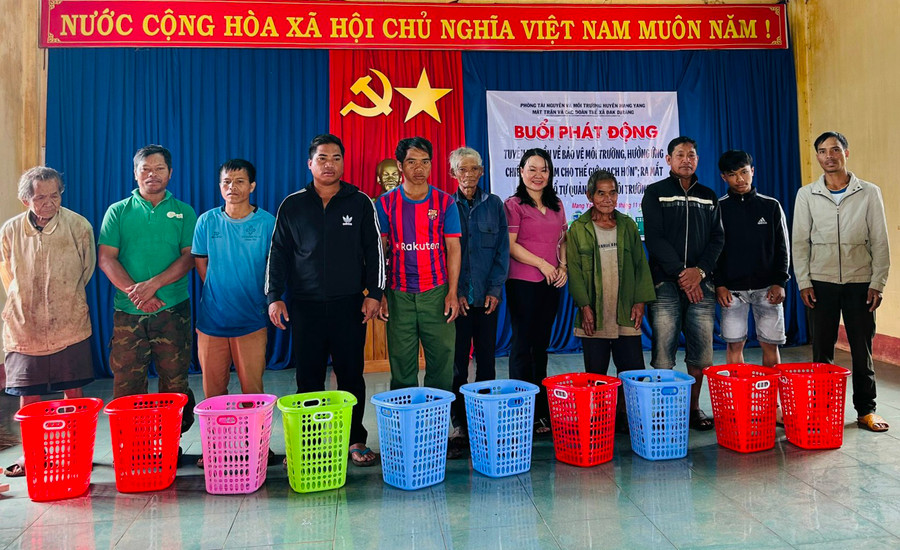 Thông qua mô hình Tổ tự quản bảo vệ môi trường, người dân làng Đê Gơl (xã Đăk Djrăng, huyện Mang Yang) có nhiều hoạt động thiết thực trong giữ gìn vệ sinh đường làng, ngõ xóm. Ảnh: L.N Thông qua mô hình Tổ tự quản bảo vệ môi trường, người dân làng Đê Gơl (xã Đăk Djrăng, huyện Mang Yang) có nhiều hoạt động thiết thực trong giữ gìn vệ sinh đường làng, ngõ xóm. Ảnh: L.N
