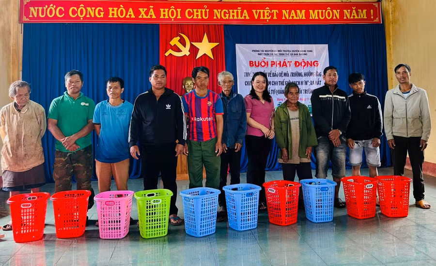 Thông qua mô hình Tổ tự quản bảo vệ môi trường, người dân làng Đê Gơl (xã Đăk Djrăng, huyện Mang Yang) có nhiều hoạt động thiết thực trong giữ gìn vệ sinh đường làng, ngõ xóm. Ảnh: L.N