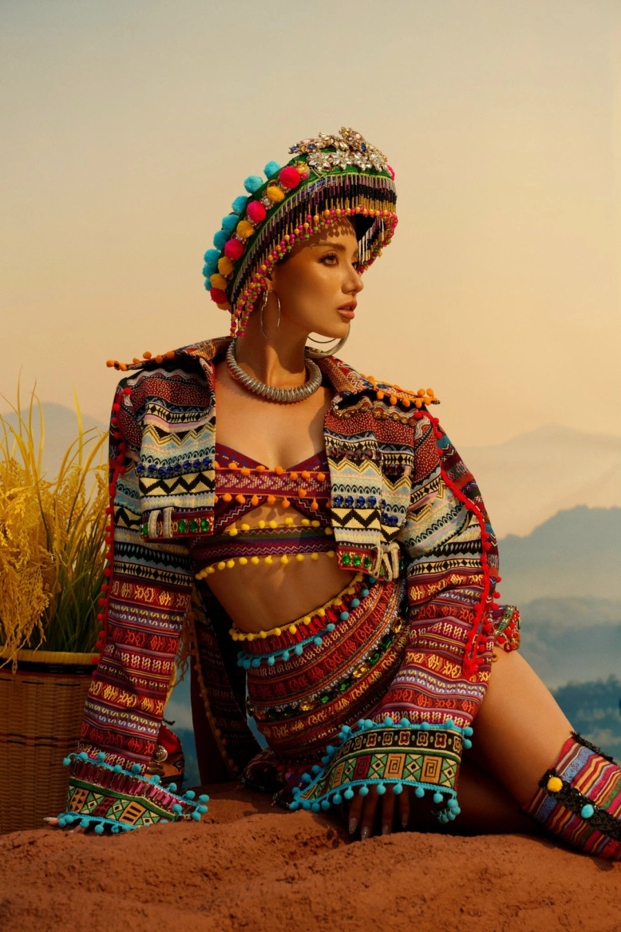 Tăng Thành Công cho biết anh mất hơn 2 tuần để thu thập đủ các loại vải với đa dạng chất liệu, màu sắc, họa tiết… “Từ khi lựa chọn bản vẽ đến thành phẩm cuối cùng chỉ có một số chi tiết thay đổi, còn lại thì gần như giống với bản vẽ đầu tiên”, nhà thiết kế chia sẻ.