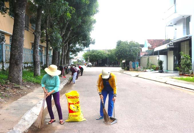 Người dân tổ 3, phường Tây Sơn, thị xã An Khê tích cực giữ gìn, vệ sinh khu dân cư. Ảnh: Ngọc Minh Người dân tổ 3, phường Tây Sơn, thị xã An Khê tích cực giữ gìn, vệ sinh khu dân cư. Ảnh: Ngọc Minh