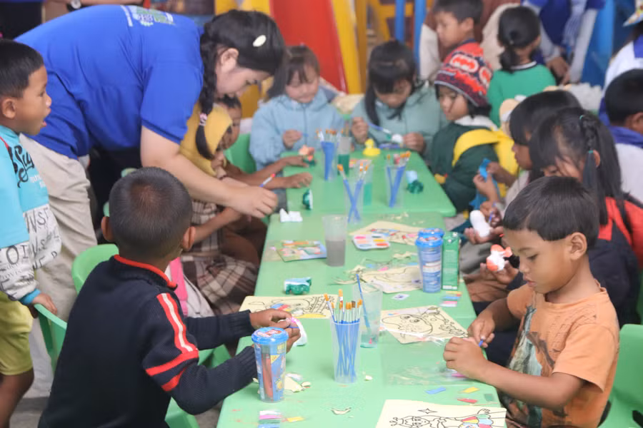 Các em được tham gia các hoạt động như vẽ tranh, tô màu...