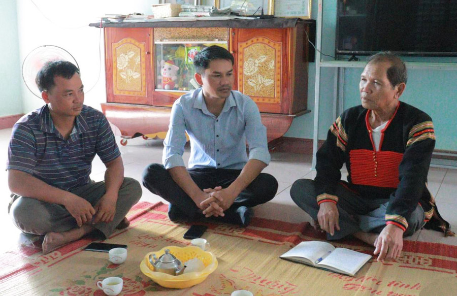 Ông Ksor Ry (bìa phải, Trưởng ban Công tác Mặt trận thôn Sô Ma Rơng, xã Ia Peng) tuyên truyền, vận động người dân thay đổi nếp nghĩ, cách làm để vươn lên thoát nghèo bền vững. Ảnh: V.C