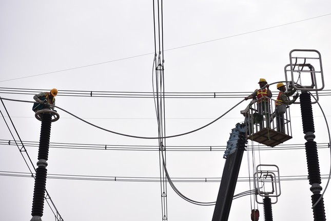 Công nhân vắt vẻo trên đỉnh cột Công nhân vắt vẻo trên đỉnh cột