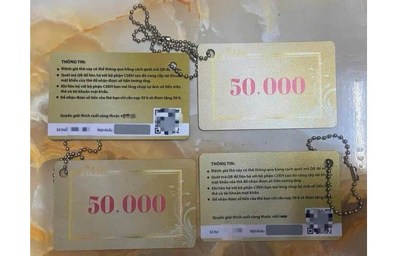 Thẻ nhựa có thông tin hướng dẫn quét mã QR code để nhận tiền, thực chất là thủ đoạn mới. Sau khi người dân quét mã QR code thì điện thoại sẽ bị xâm nhập và chiếm quyền điều khiển, thực hiện lấy tiền trong tài khoản ngân hàng, điện thoại. Hình ảnh chia sẻ trên mạng xã hội