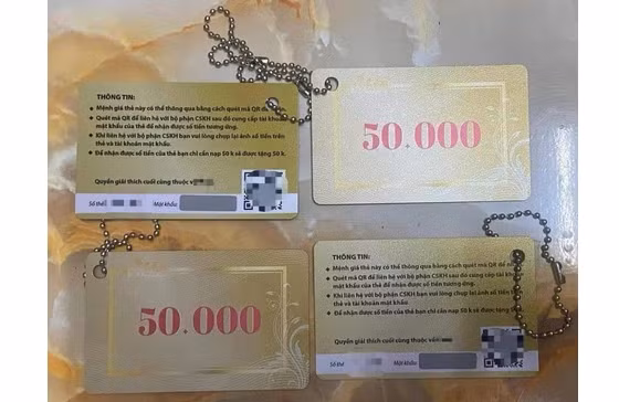 Thẻ nhựa có thông tin hướng dẫn quét mã QR code để nhận tiền, thực chất là thủ đoạn mới. Sau khi người dân quét mã QR code thì điện thoại sẽ bị xâm nhập và chiếm quyền điều khiển, thực hiện lấy tiền trong tài khoản ngân hàng, điện thoại. Hình ảnh chia sẻ trên mạng xã hội Thẻ nhựa có thông tin hướng dẫn quét mã QR code để nhận tiền, thực chất là thủ đoạn mới. Sau khi người dân quét mã QR code thì điện thoại sẽ bị xâm nhập và chiếm quyền điều khiển, thực hiện lấy tiền trong tài khoản ngân hàng, điện thoại. Hình ảnh chia sẻ trên mạng xã hội