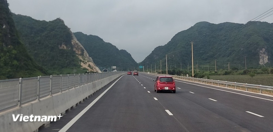 Phương tiện lưu thông trên một đoạn tuyến cao tốc đưa vào vận hành, khai thác. (Ảnh: Việt Hùng/Vietnam+)