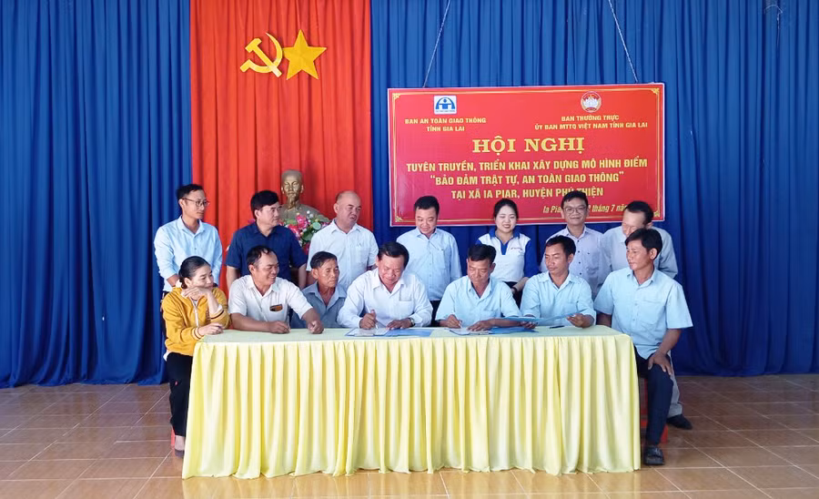 Các khu dân cư và đại diện các hộ gia đình ký cam kết đảm bảo trật tự, an toàn giao thông. Ảnh: Ngọc Anh