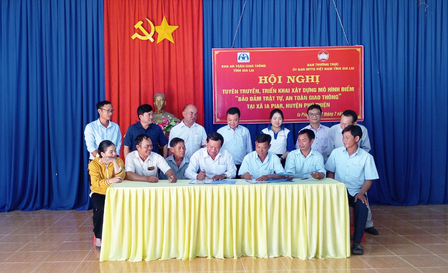Các khu dân cư và đại diện các hộ gia đình ký cam kết đảm bảo trật tự, an toàn giao thông. Ảnh: Ngọc Anh